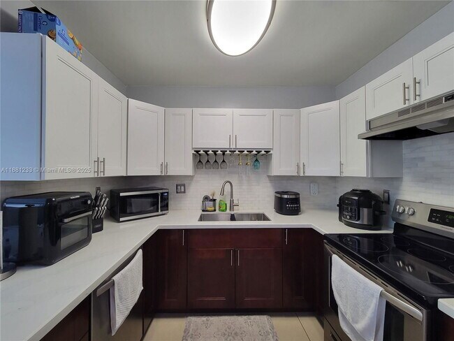 Building Photo - 6930 SW 12th St