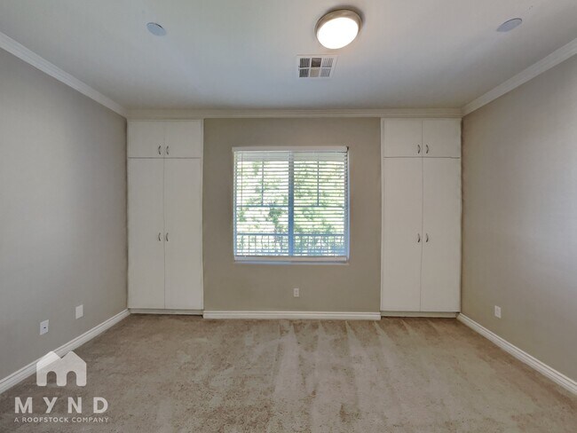 Building Photo - 900 Domnus Ln