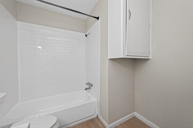 Building Photo - 427 Hollyvale Dr