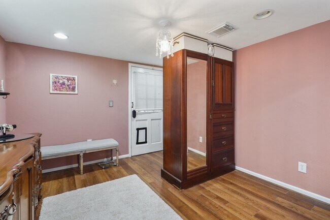 Building Photo - 5003 Mockingbird Ln