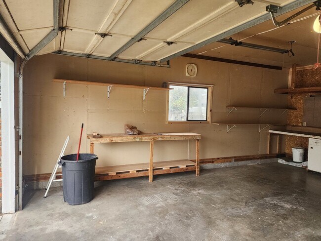 Building Photo - Very Large 3BR, 3BTH Near Black Bay Park in Post Falls