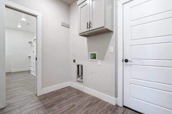 Building Photo - 3500 SW Lucretia Rd