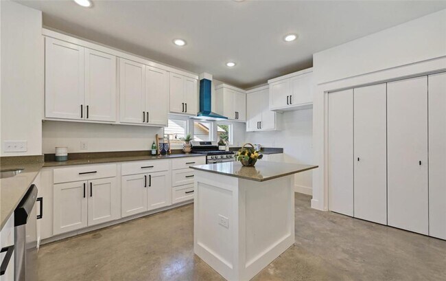 Building Photo - 7306 Carver Ave