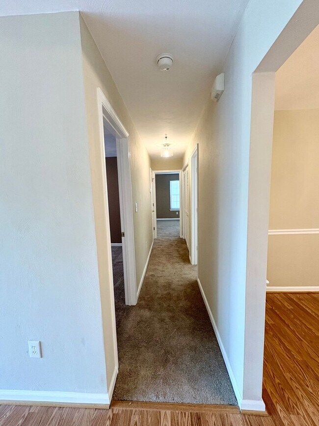 Building Photo - LARGE 2ND FLOOR CONDO