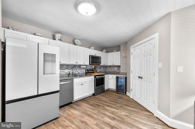 Building Photo - 15 E 4th St