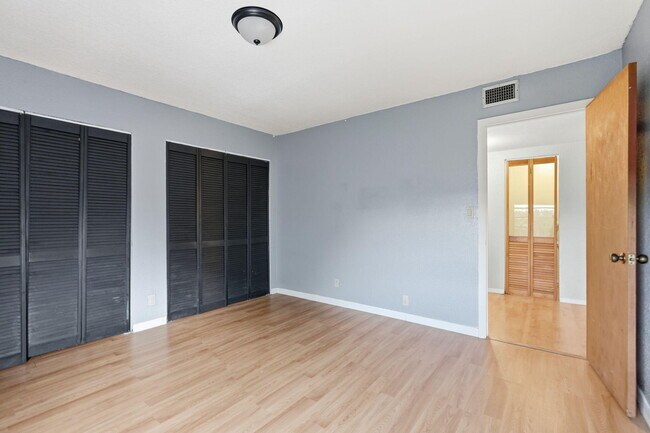 Building Photo - 430 Commodore Dr