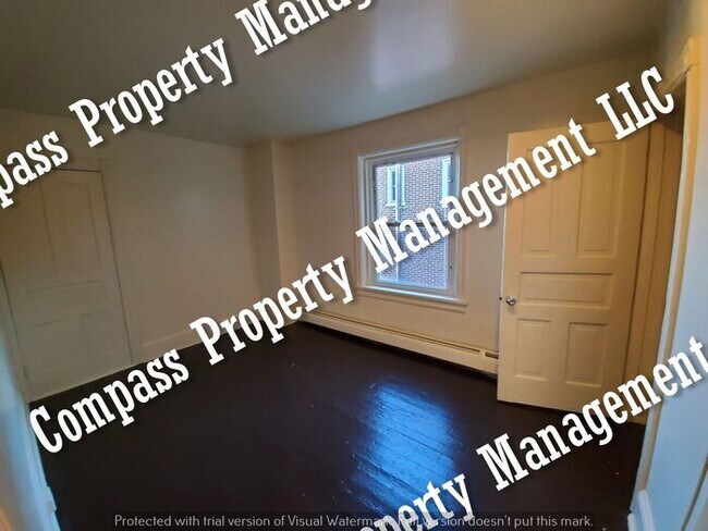 Building Photo - $1595 - 4 Bed, 1.5 Bath Half Double Home -...