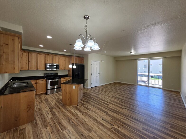 Building Photo - 638 N 400 W