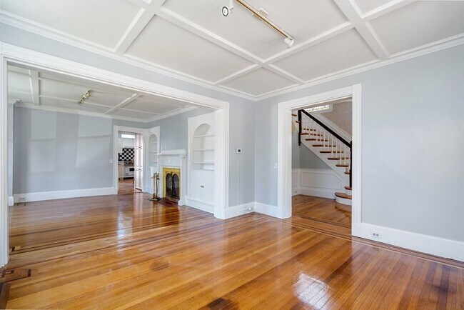 Building Photo - 68 Elm St