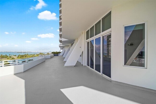 Building Photo - 555 NE 34th St