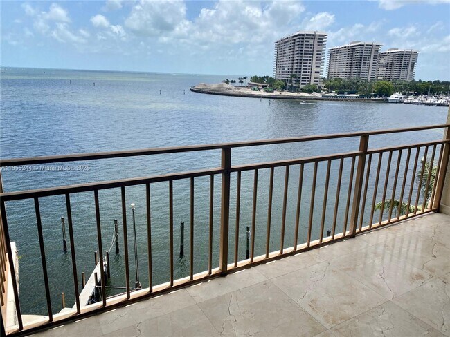 Building Photo - 1632 S Bayshore Ct