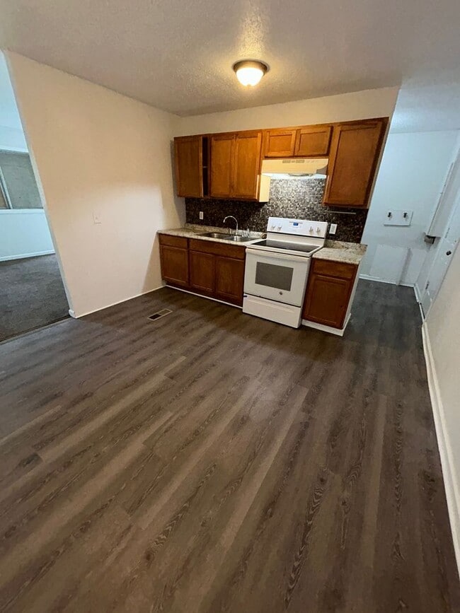 Building Photo - Spacious 4BD/1BA