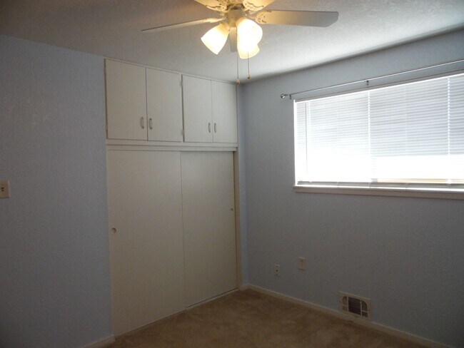 Building Photo - 3 bedroom, 1.5 Bath Townhouse in Villages ...
