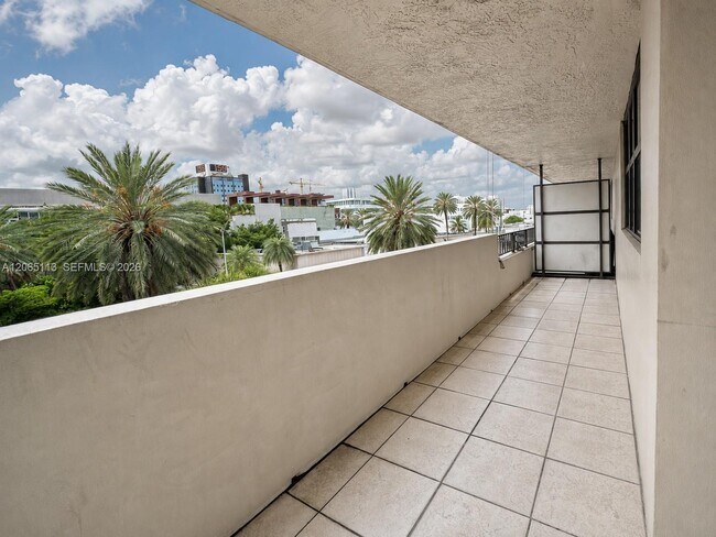 Building Photo - 1621 Collins Ave