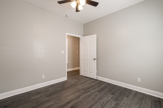 Building Photo - 806 Longfield Ave