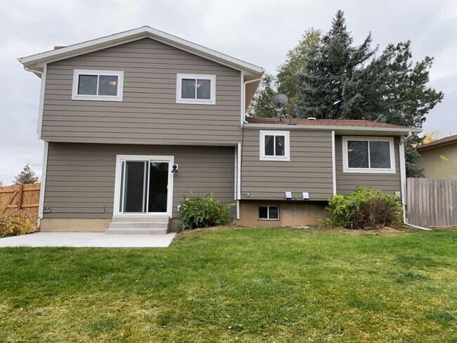 Building Photo - Spacious West-Side Tri-Level Home