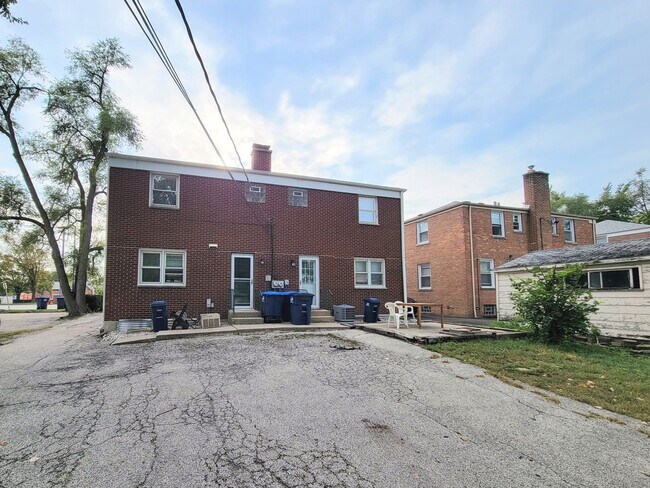 Building Photo - 611 Waukegan Rd