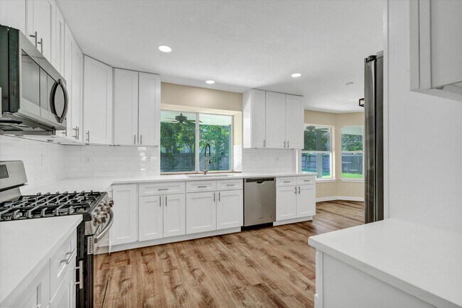 Building Photo - 412 Steeplechase Dr