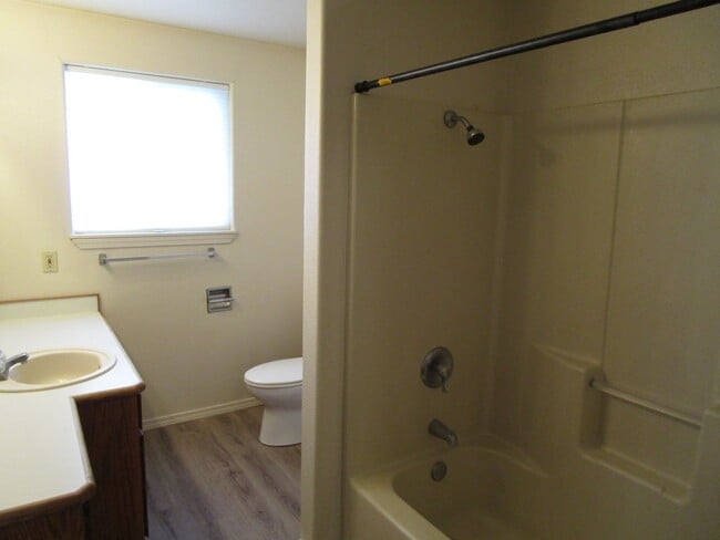 Building Photo - 2 Bedroom Duplex Near Library - Water/Sewe...