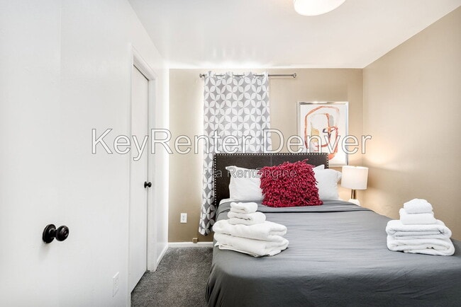 Building Photo - 2405 Tremont Pl