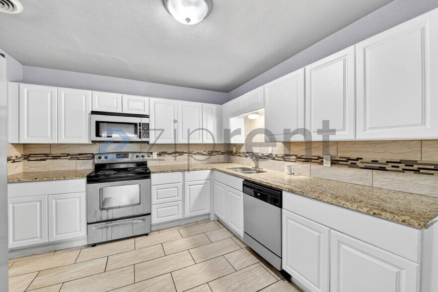 Building Photo - 2332 Grandview Dr