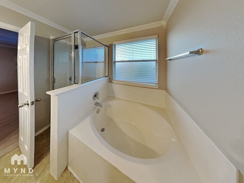 Building Photo - 5644 Brougham Way