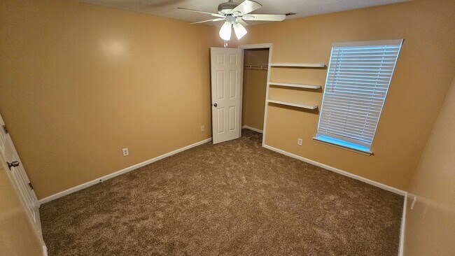 Building Photo - 3 Bedroom 2 Bath Townhouse