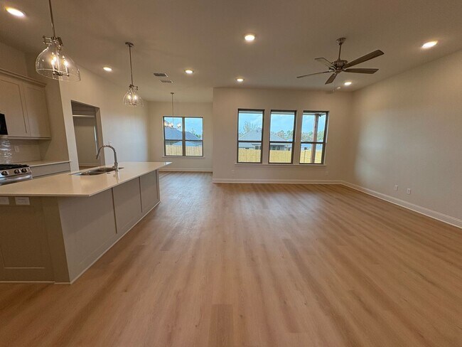 Building Photo - 368 Mary Cir