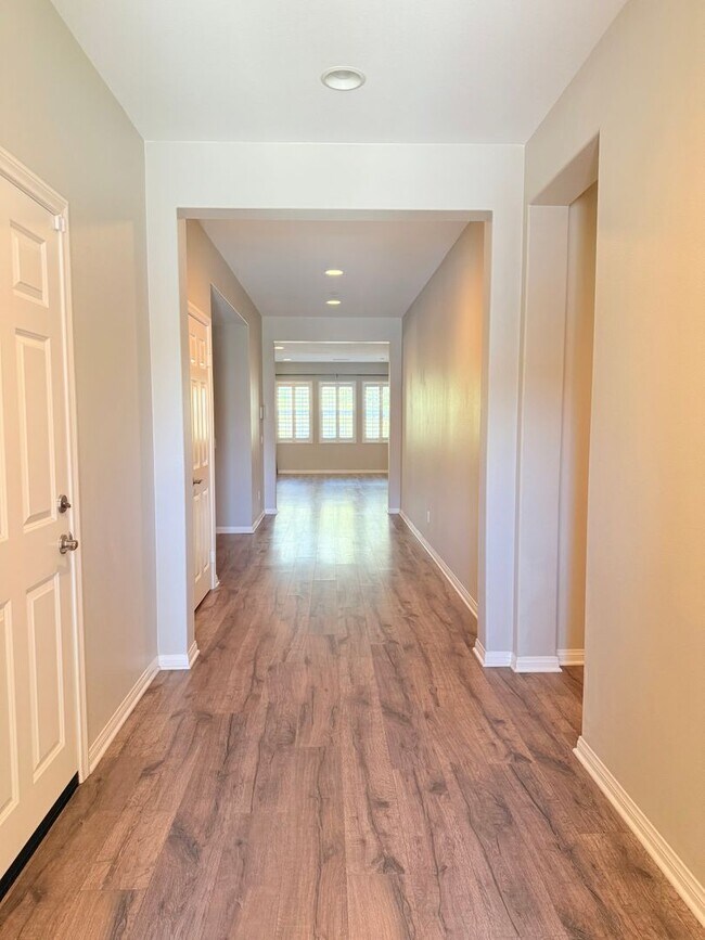 Building Photo - Single Story 4 Bedroom Solar home for rent