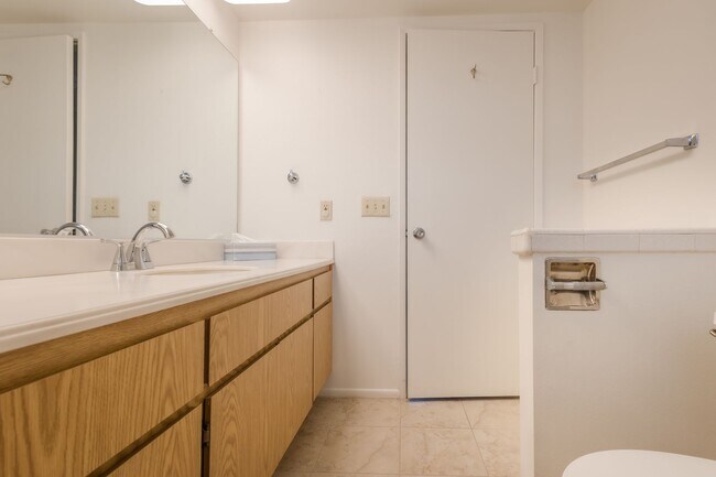 Building Photo - Single-Story 2-Bedroom Condo in Beautiful Palm Desert Resorter HOA!