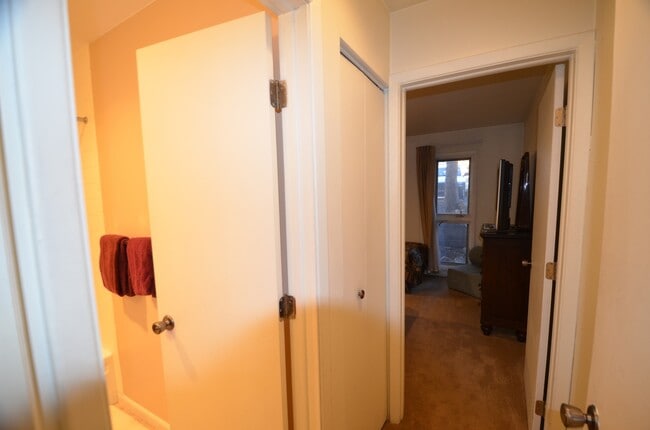 Building Photo - Long Winter Lease!  Fully Furnished, on bu...