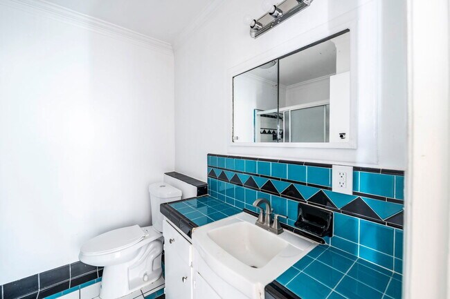 Building Photo - 1008 N Stanley Ave