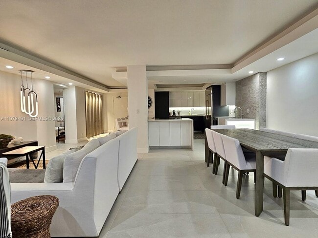 Building Photo - 900 Bay Dr