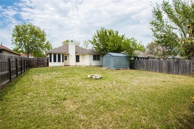 Building Photo - 814 Lantana Dr