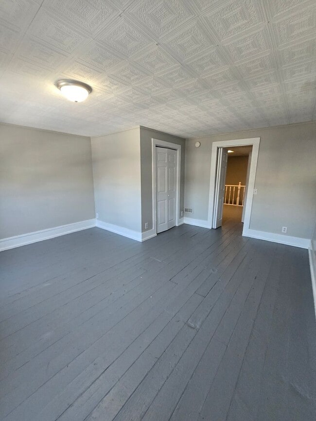 Building Photo - Two Bedroom W/ Den Home located near Oliver Street and Kentucky Avenue