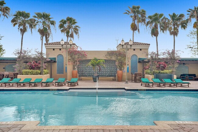 Building Photo - 520 SE 5 Ave