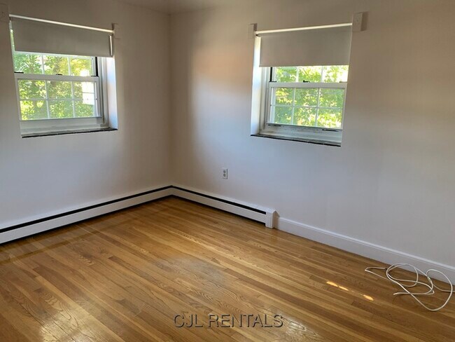 Building Photo - 11 Heath Rd