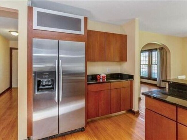 Building Photo - Lovely Forest Hills Home