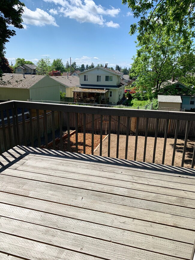 Building Photo - Very Cute 2 bedroom, 3/4 bath updated home...