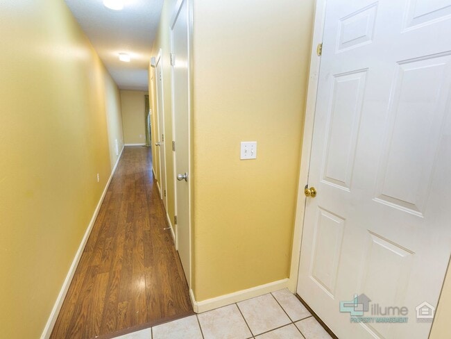 Building Photo - 5215 SE Pardee St