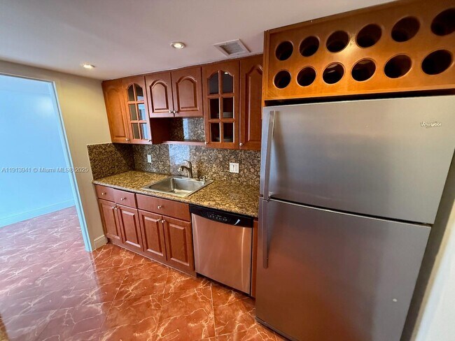 Building Photo - 900 Bay Dr