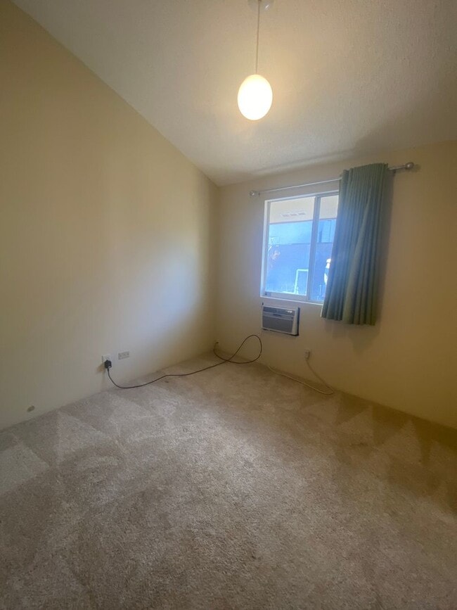Building Photo - Great price for this 3 Bedroom 1.5 Bathroo...