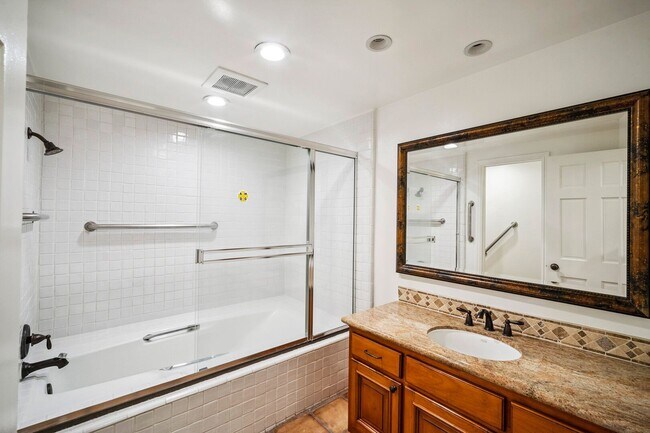 Building Photo - Dream home Located on the Bluff of Southwe...