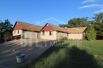 Building Photo - Spacious 3-Bed, 3-Bath Home Near Table Roc...