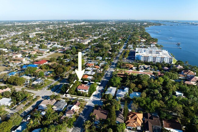 Building Photo - 1629 S Lakeside Dr