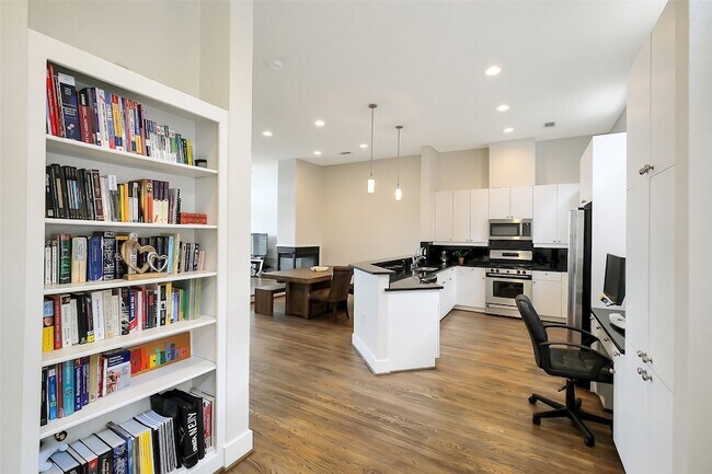 Building Photo - 2437 South Blvd