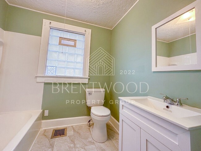 Building Photo - Charming 3-Bedroom Home with Modern Kitche...