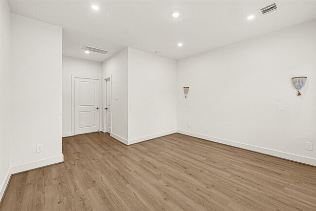 Building Photo - 1405 E 33rd St