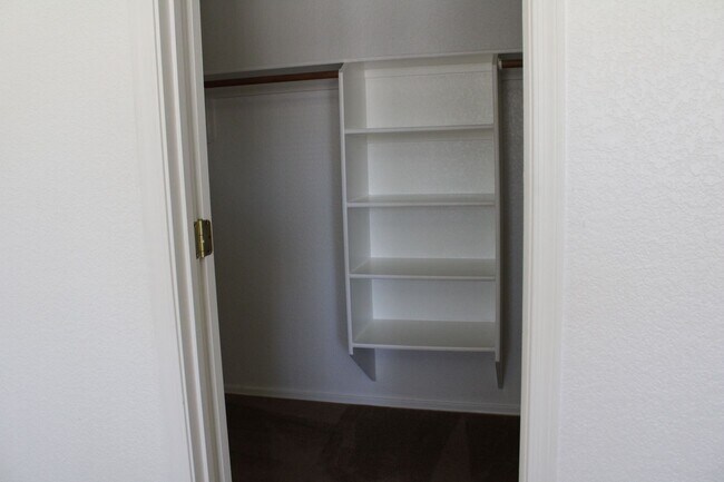 Building Photo - Welcome to this spacious 4 bedroom, 2 bathroom home just waiting for you!