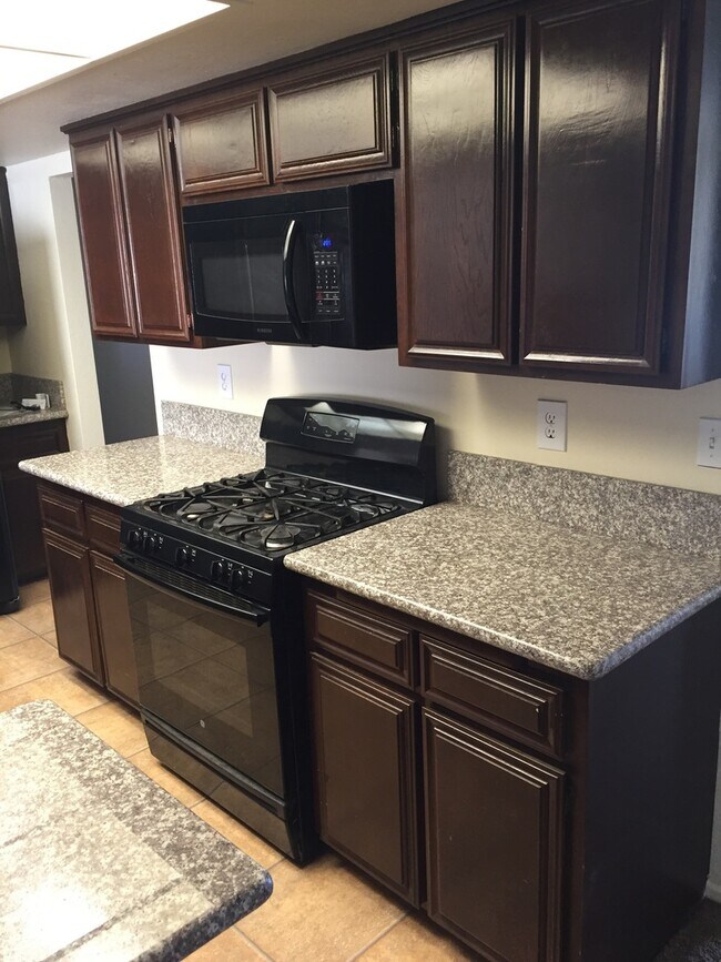 Building Photo - 3 BEDROOM HESPERIA HOME! GREAT LOCATION! SPACIOUS LOT!